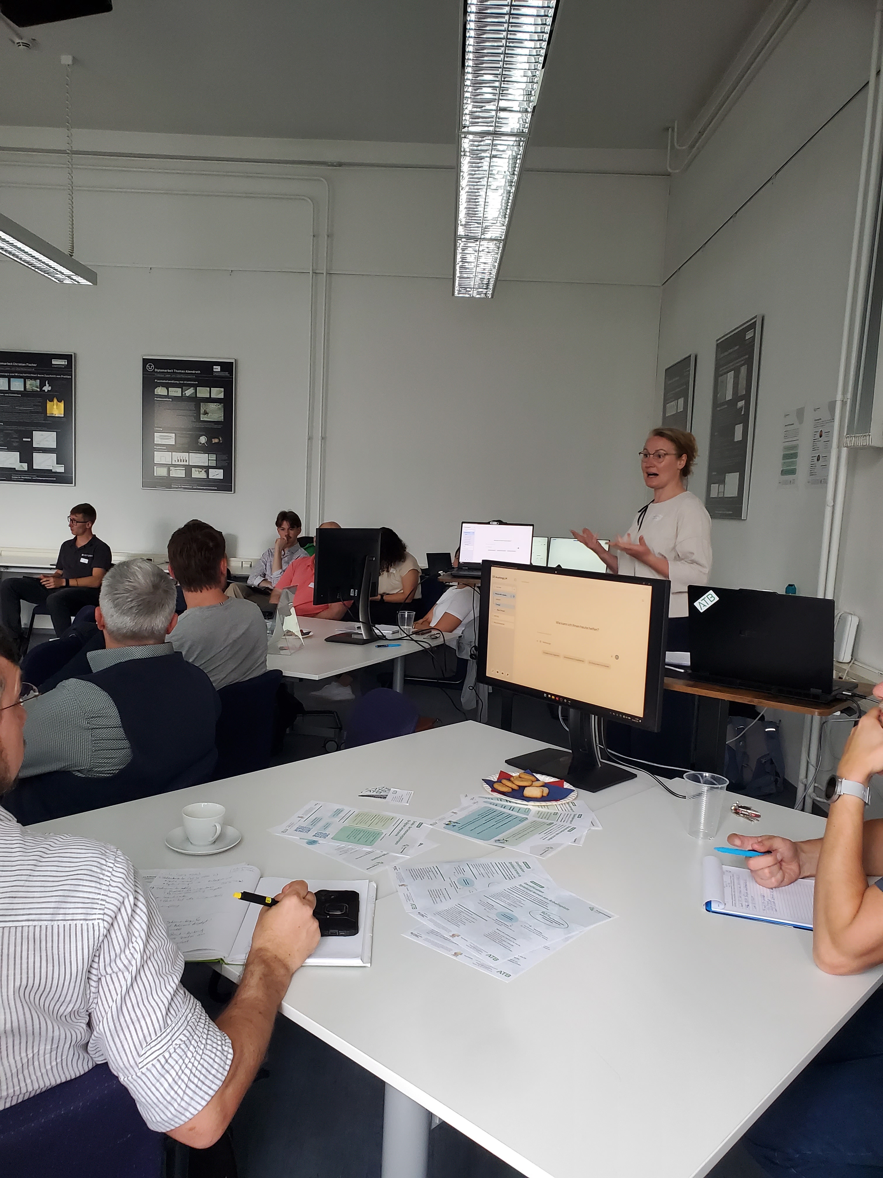 Claudia Graf-Pfohl stellt den Nutzen von RAG-System PAULA vor Unternehmensvertretern an der TU Dresden vor