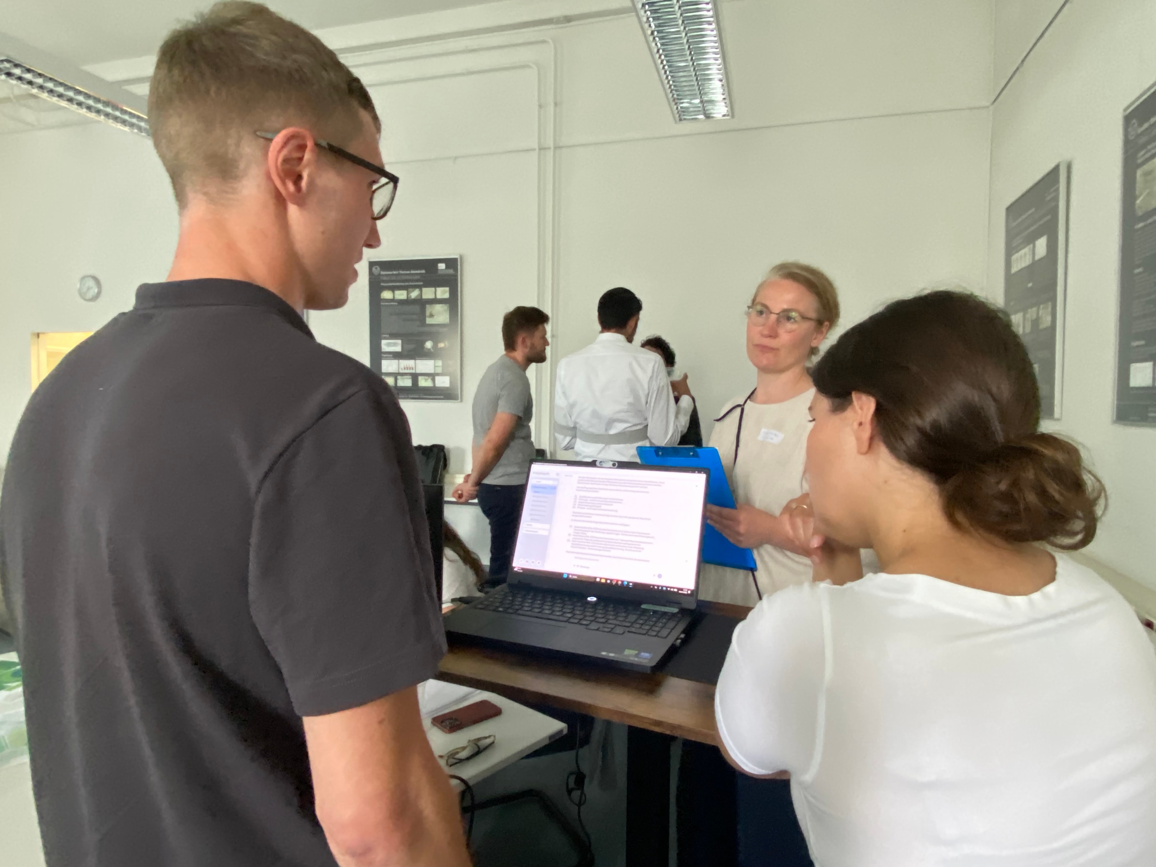 Unternehmensverantwortliche testen RAG-System Paula